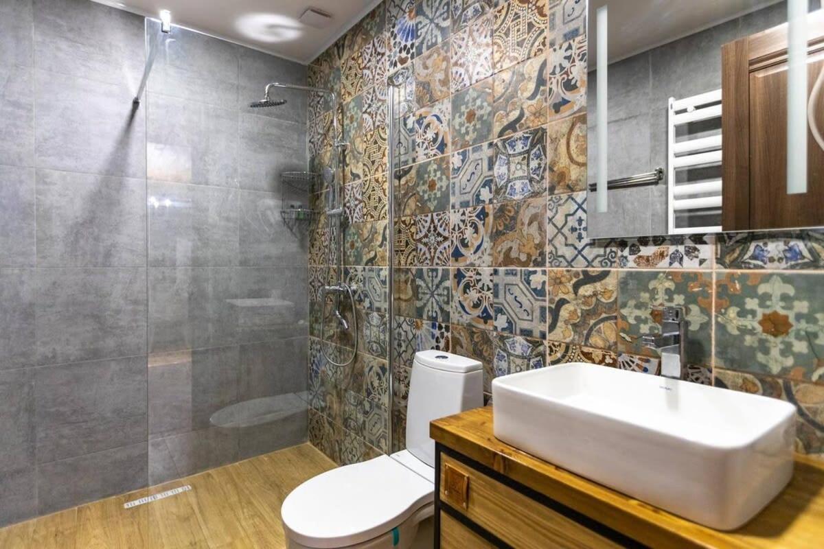 3Br Apt W Huge Terrace & Magnificent Views Tbilisi ภายนอก รูปภาพ